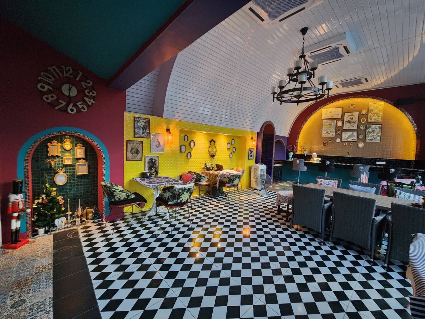 Madame Chill Cafe & Bistro