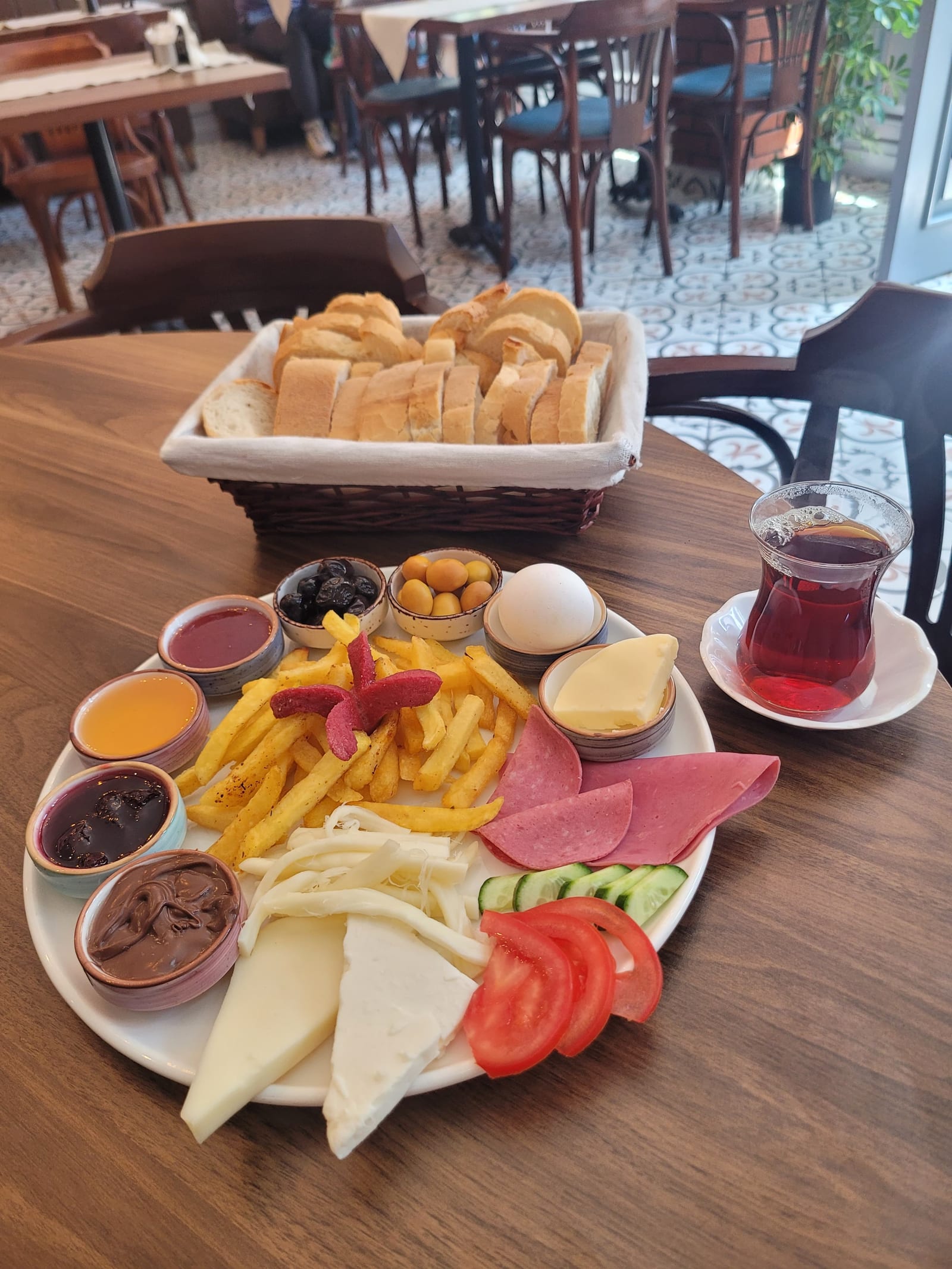 Madame Roza Cafe & Restaurant