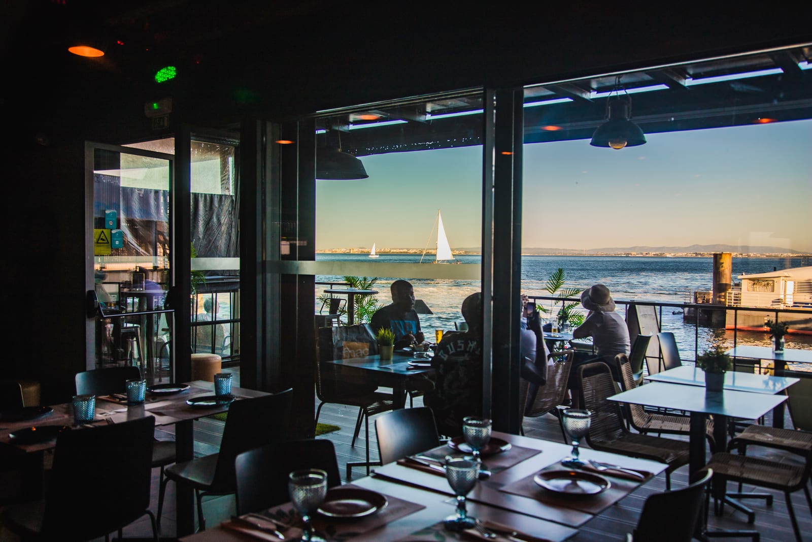 Bipolar Restaurant by Lisboa Rio