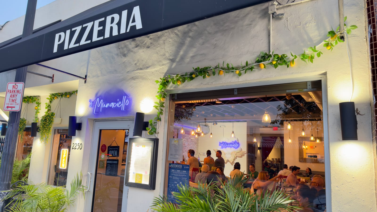 'O Munaciello Coral Way