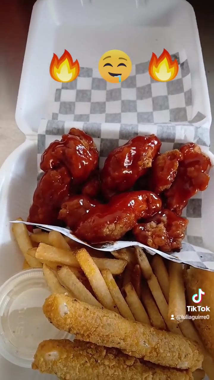 Boneless y Mas Mucha Madre