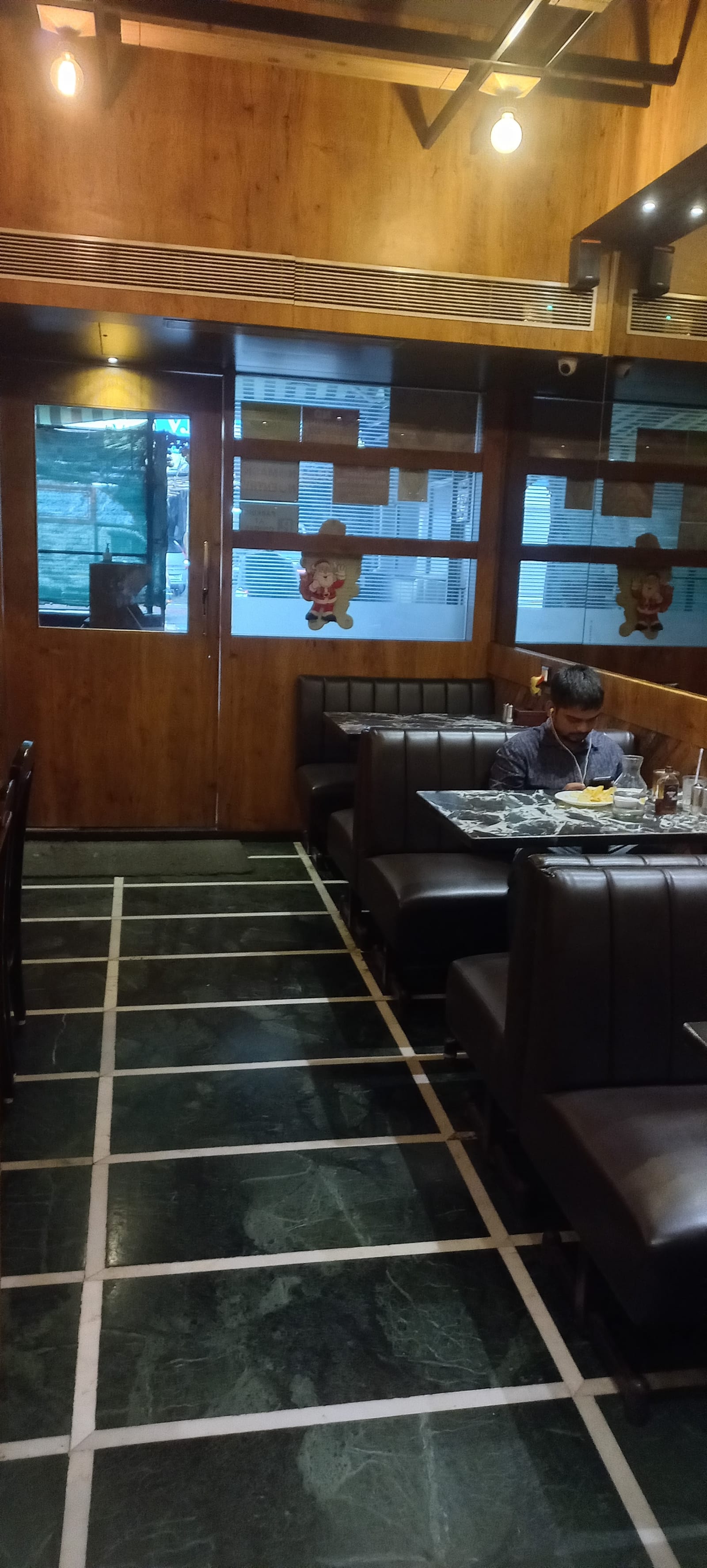 More's Family Restaurant &Bar