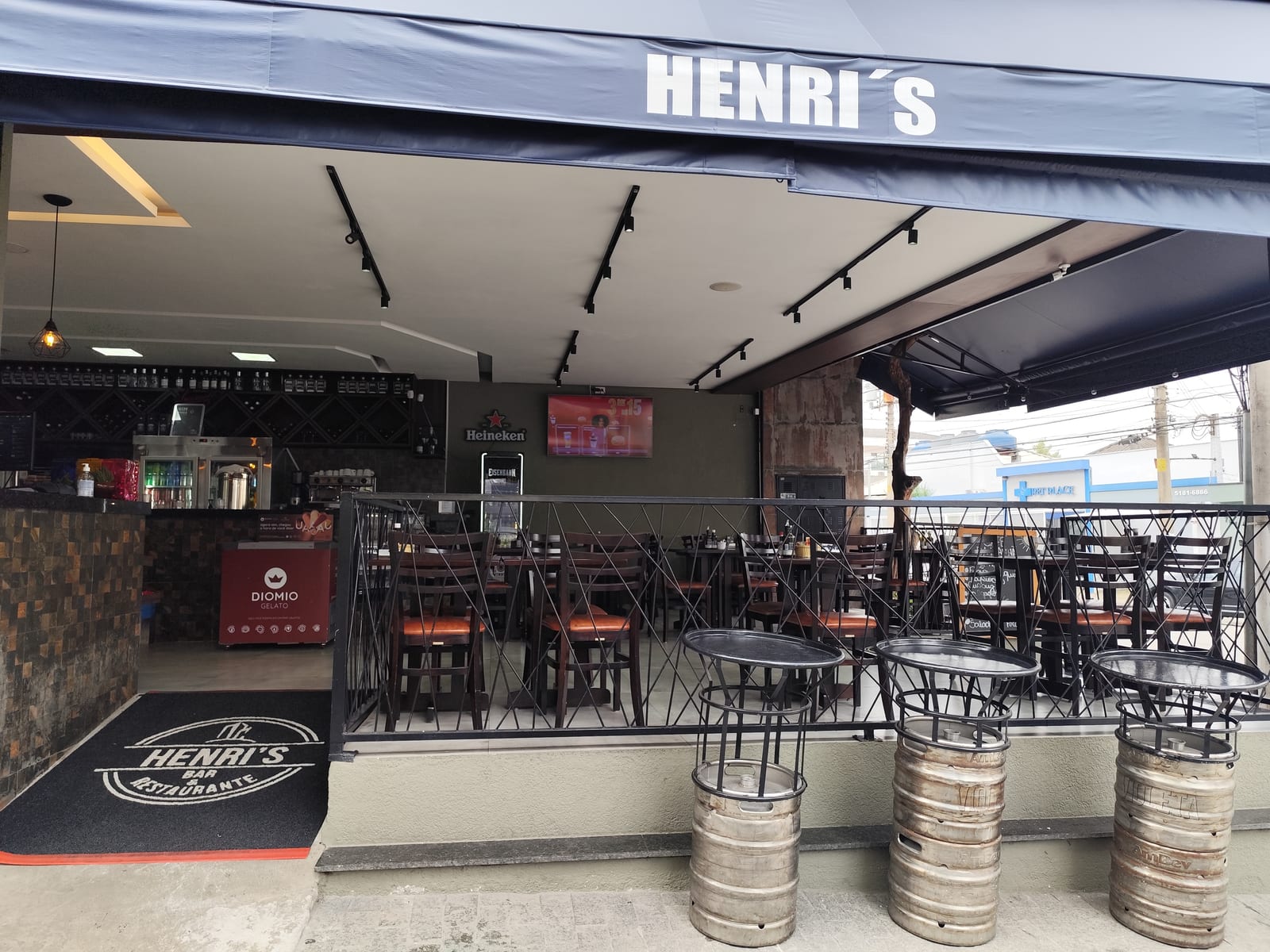 Henri's Bar & Restaurante