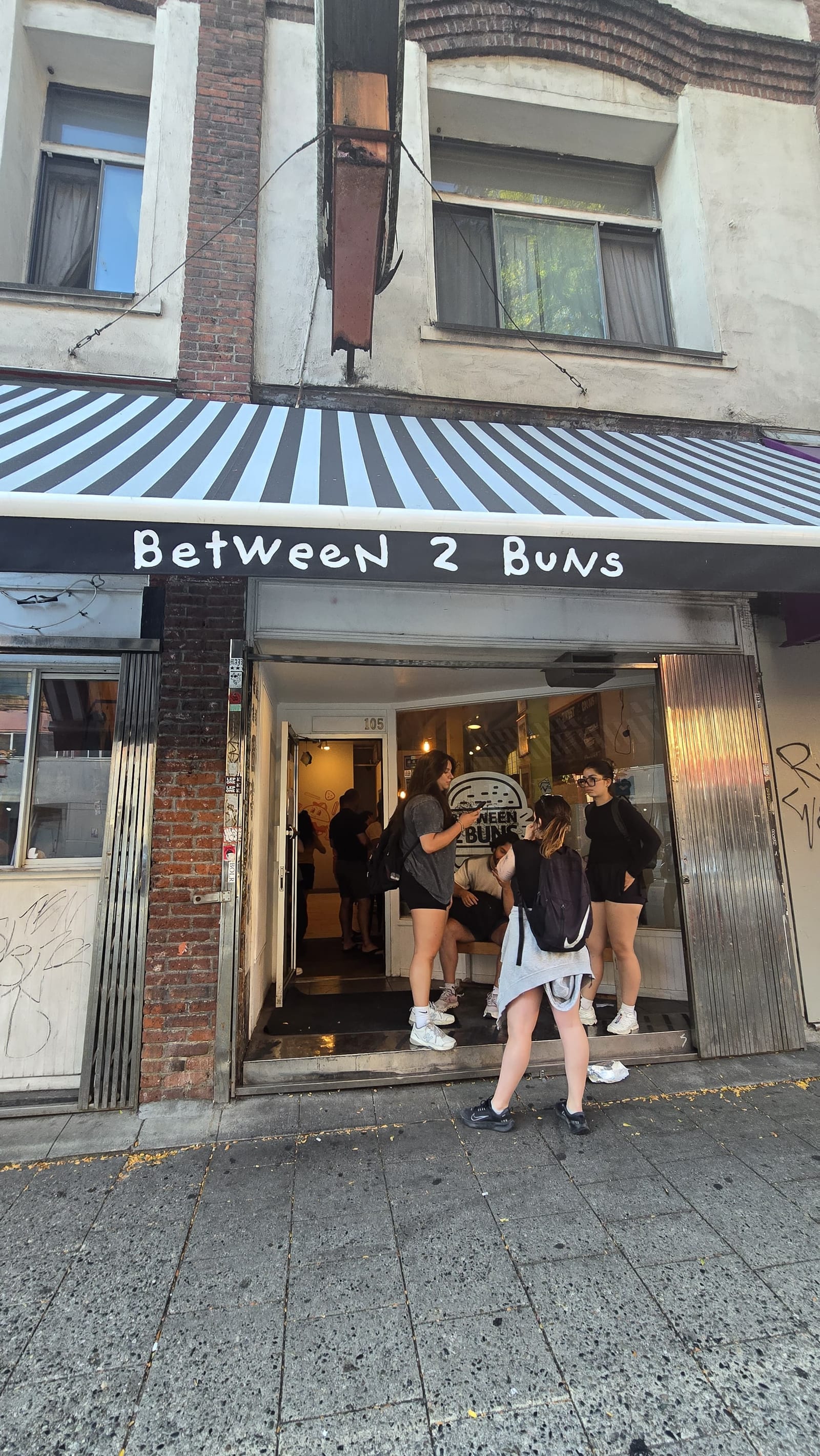 Between 2 Buns Burgers